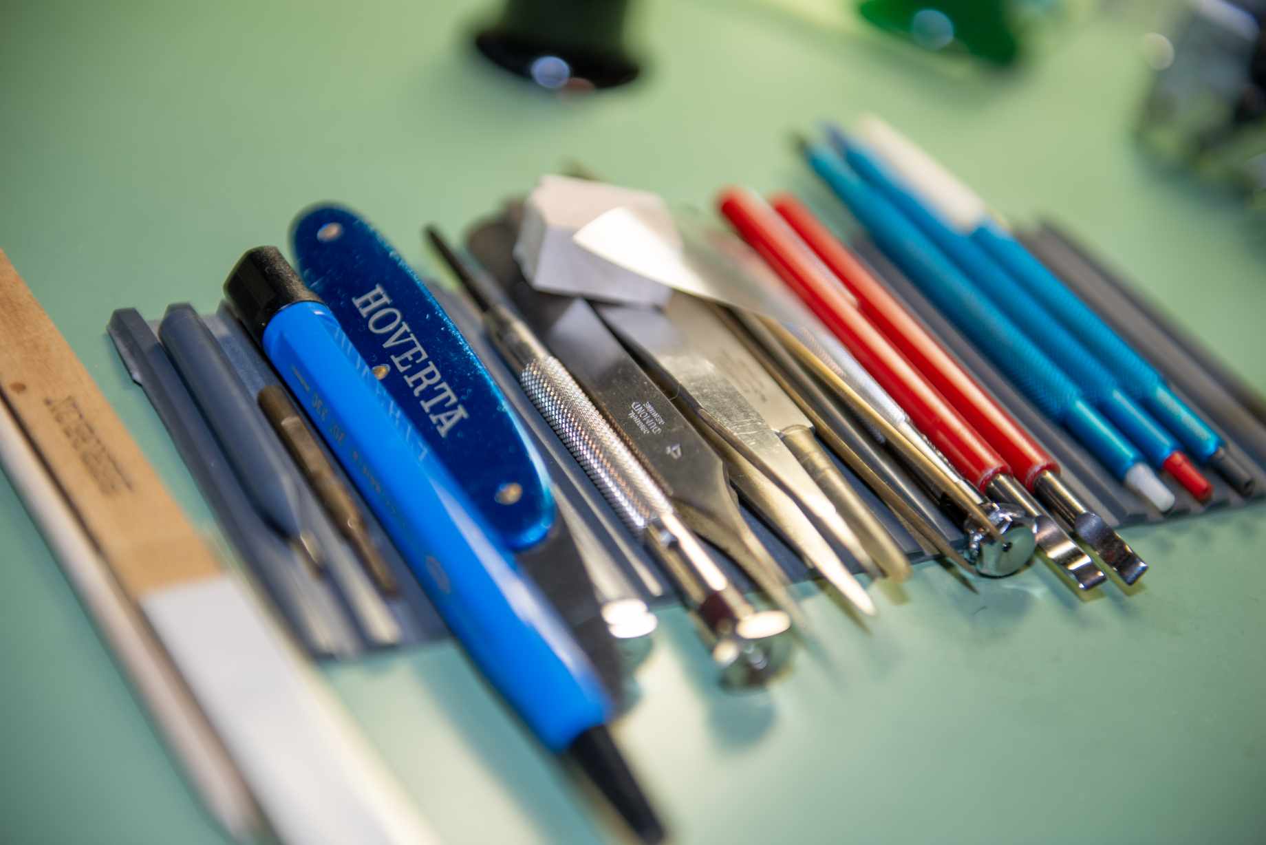 Urmagerværktøj — pincetter og Horotec-skruetrækkere spredt på en bænk